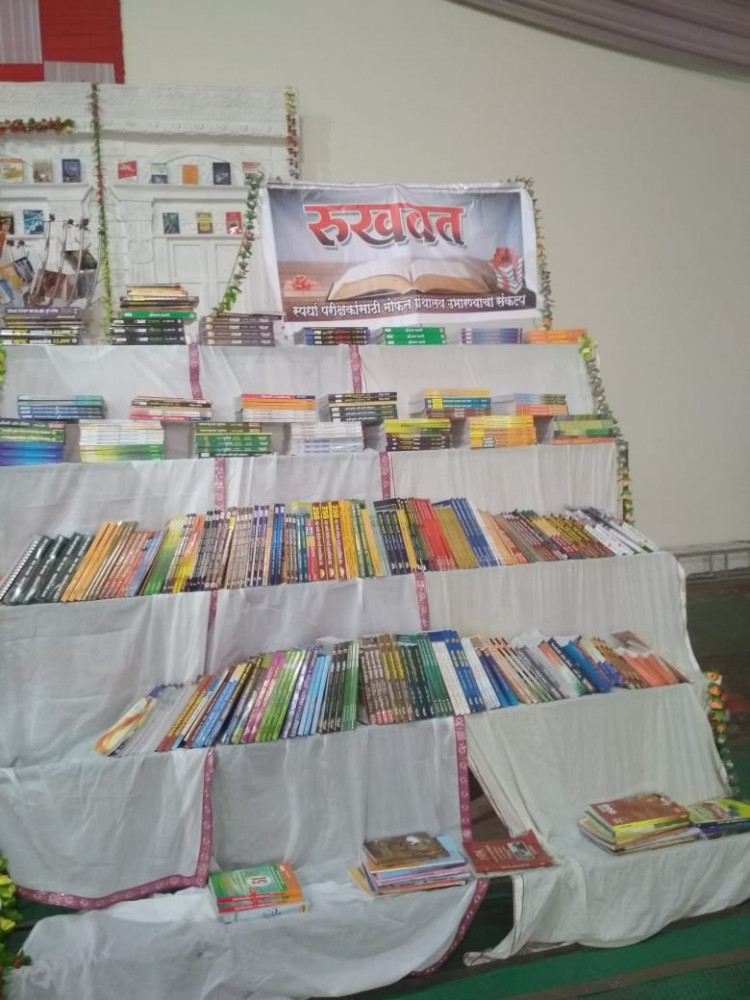 Maharashtra couple requests books as wedding gifts, Sets up a library