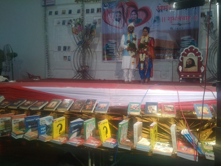 Maharashtra couple requests books as wedding gifts, Sets up a library
